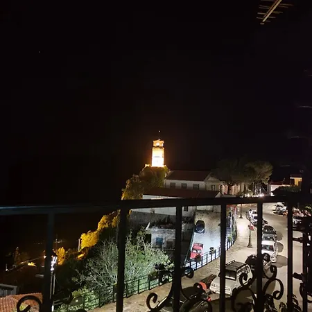 아파트 Overlooking The Clock Rock